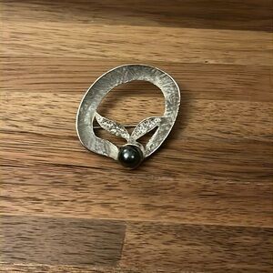 Vintage 1950s BSK silver tone black pearl & rhinestone oyster silhouette brooch